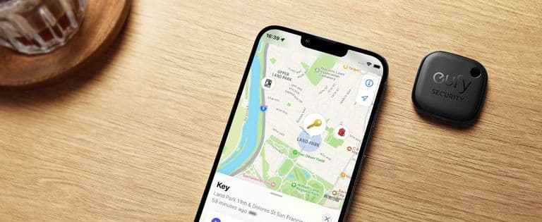 Thẻ định vị eufy SmartTrack Link gắn trên móc khoá, kèm điện thoại iPhone